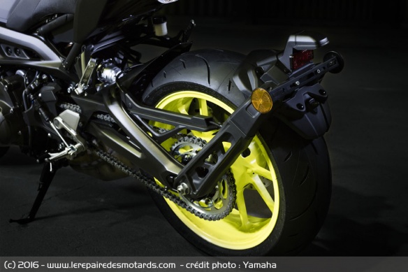Les jantes aluminium à 5 branches dédoublées sont chaussées en Bridgestone S20 Les jantes aluminium à 5 branches dédoublées sont chaussées en Bridgestone S20