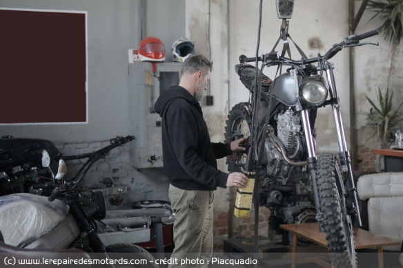 Le palan permet de mettre en lévitation la moto