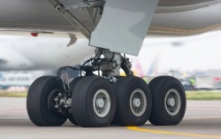 Pneu d'avion sur train atterrissage Boeing