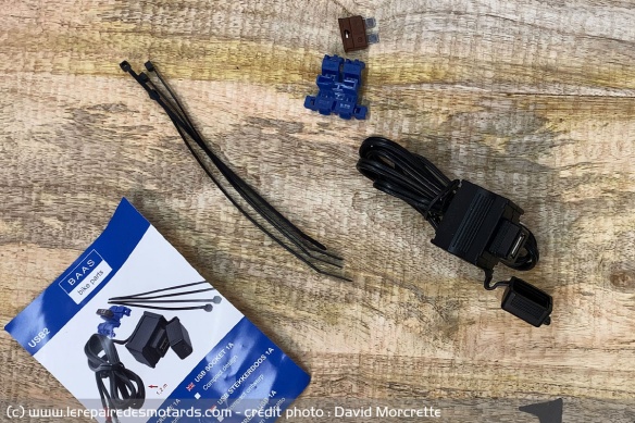 Le kit Baas comprend le boitier usb et son câblage, des serflex et un fusible