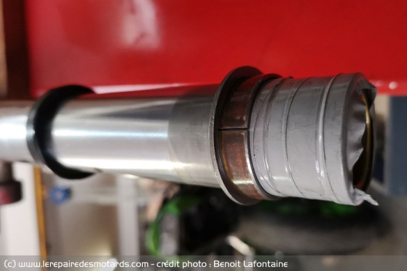 Protéger le tube de fourche avec un scotch