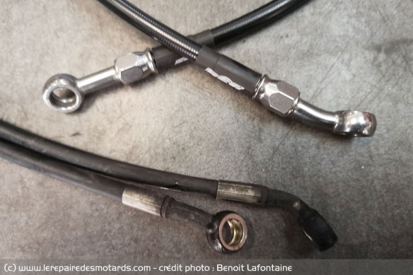 Flexibles de frein anciens en bas et neufs en haut