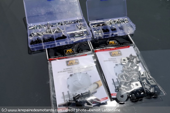 En haut, le kit chinois reçu. En bas, le kit visserie Pro Bolt