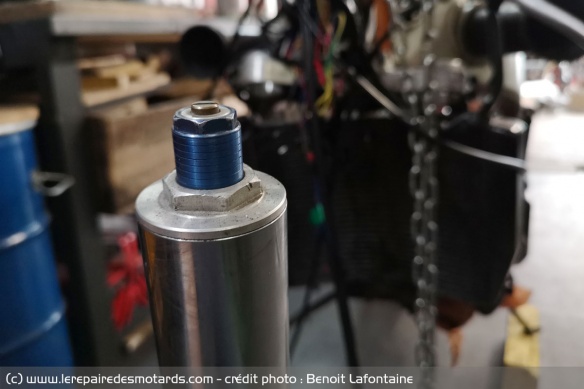Les fourreaux sont sortis. A l'arrire plan, la moto soutenue par son palan