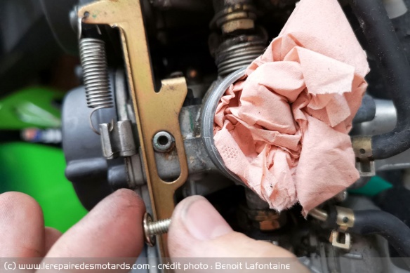 Vérification en détails de la rampe de carburateur