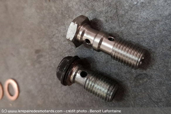 Ancienne durite et nouvelle durite de frein