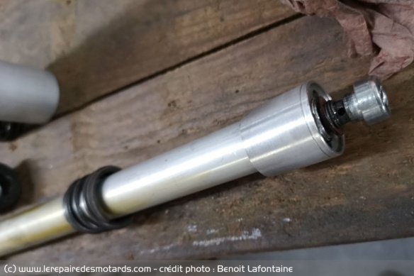 L'intrieur de la fourche est enfin venu. Au premier plan, ce fichu Z750 K1