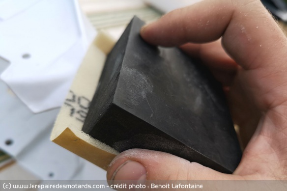 papier de verre à grain fin et câle à poncer