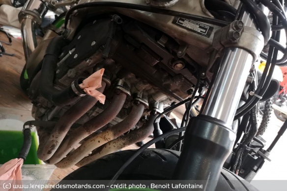 Moteur purg, radiateur dmont, la ligne d'chappement s'expose