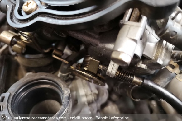 La vis du ralenti sur la rampe de carburateur