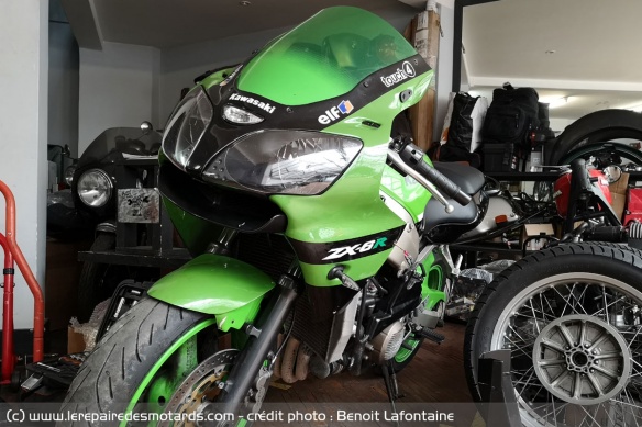 La Kawasaki en stationnement dans le garage