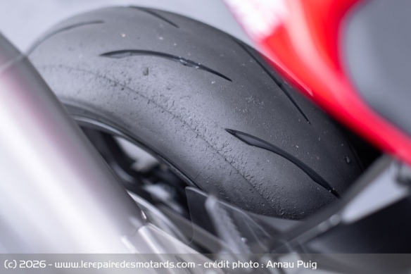 Le Bridgestone Battlax Racing Street RS12 arri&egrave;re