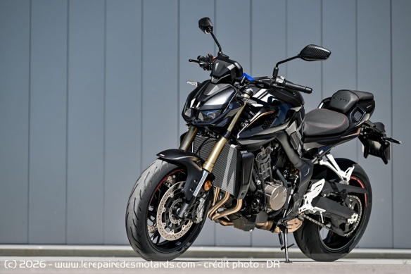 Essai du roadster QJMOTOR SRK 800 Dark