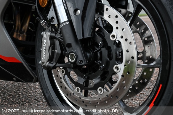 Le freinage est confi&eacute; &agrave; Brembo avec deux &eacute;triers radiaux &agrave; l'avant