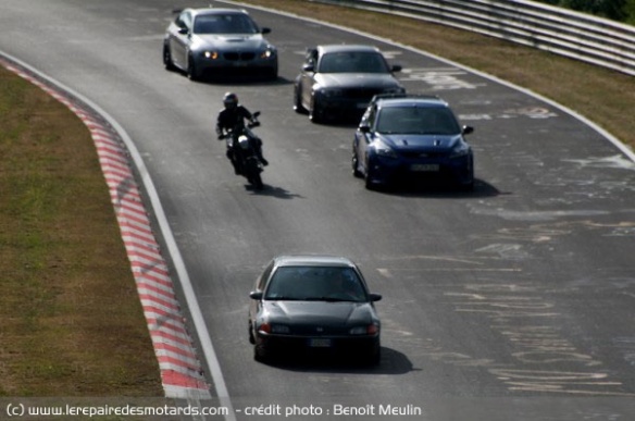 Voitures et motos roulent ensemble au Nürburgring