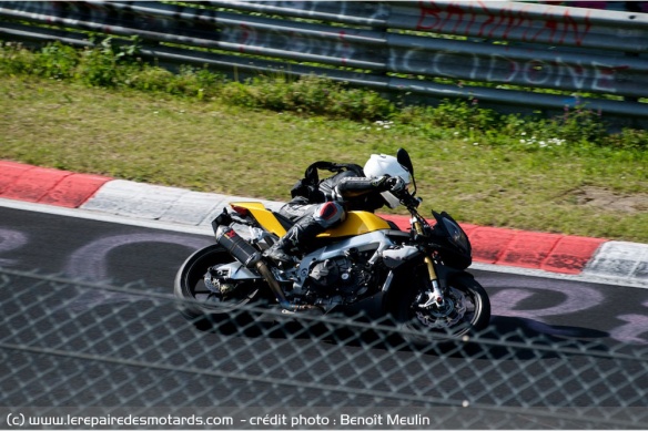 Tuono et airbag sur la piste au Nürburgring