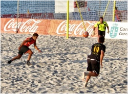 Partie de football sur une plage brésilienne 