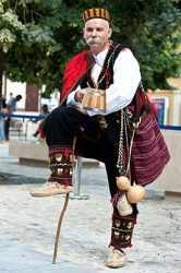 Le costume d'un chanteur d'Ojkanje