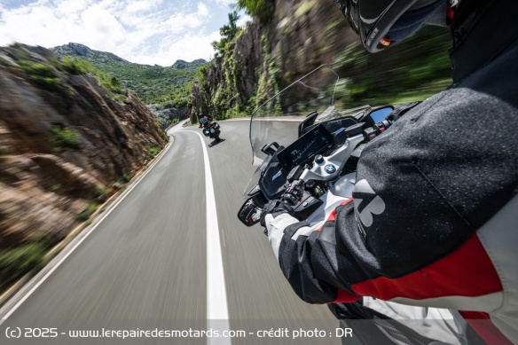 La route est large, avec un revêtement idéal et peu fréquentée hors saison La route est large, avec un revêtement idéal et peu fréquentée hors saison