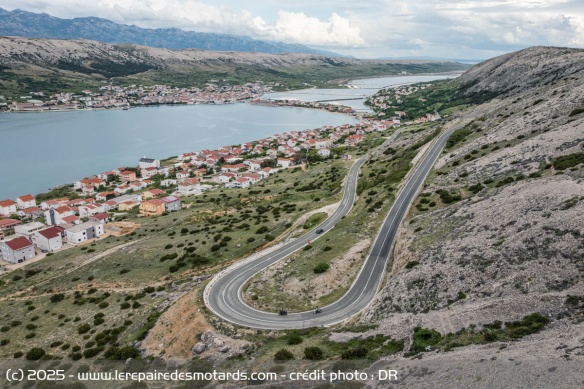 Quelques virages avant d'atteindre le village de Pag