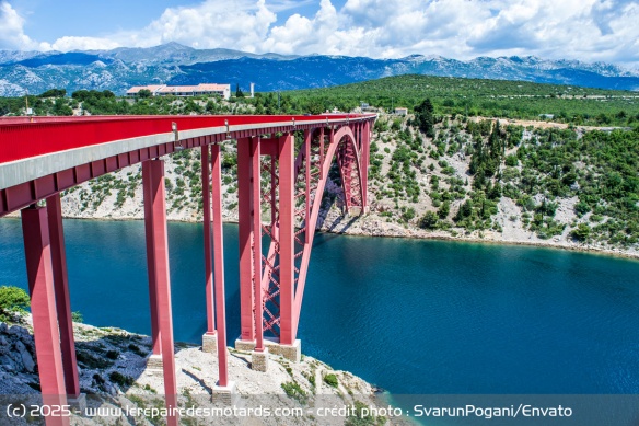 L'iconique pont rouge de Maslenica