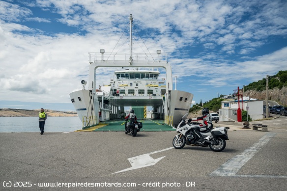 A bord du ferry pour partir en direction de l'île de Pag A bord du ferry pour partir en direction de l'île de Pag