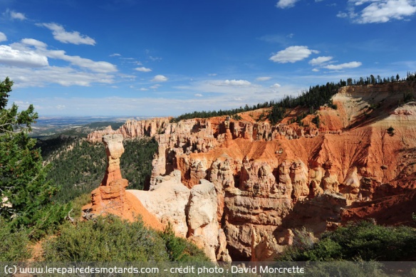Aiguille rocheuse et hoodoo dans le Parc national Bryce Canyon