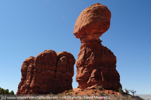 Balanced Rock au Parc national des Arches à moto