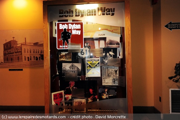 Les objets dans la vitrine dédiée à Bob Dylan