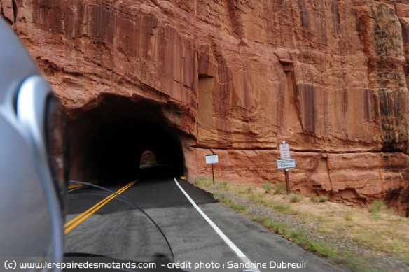 Tunnel sur la route du Colorado Monument National
