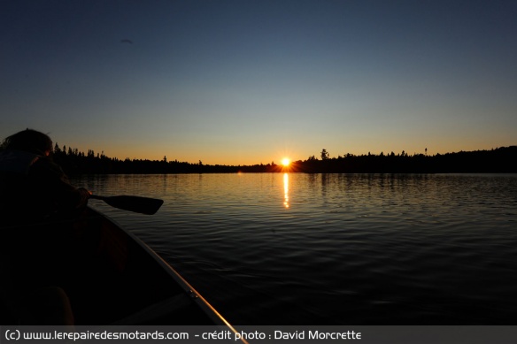Coucher de soleil en canoé au milieu du lac des Boundary Waters Canoe Area Wilderness