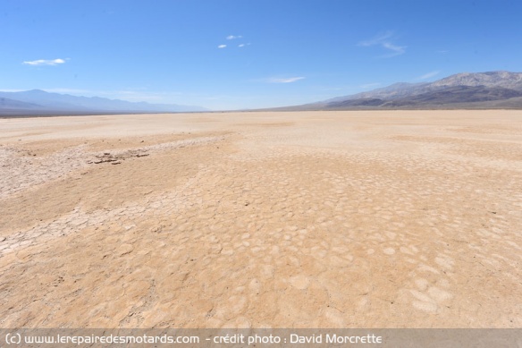 DU sable à perte de vue dans la vallée de la mort à moto