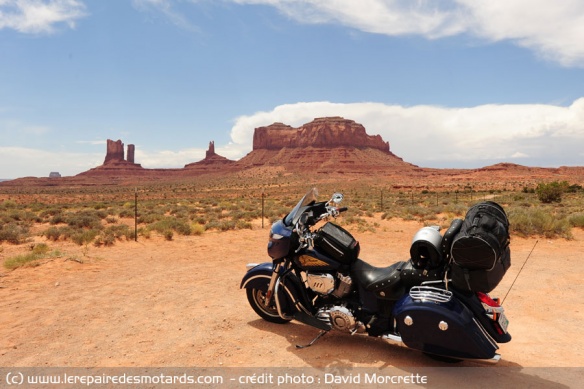 Indian devant Monument Valley