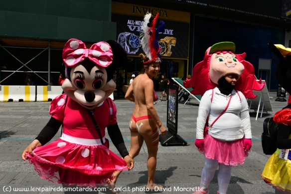 Des personnages haut en couleur à Times Square