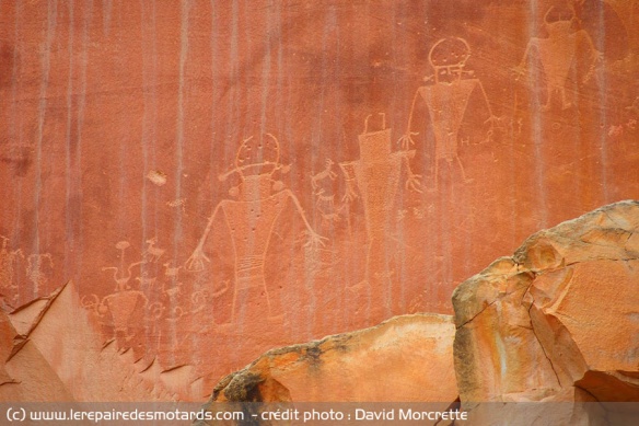 Pétroglyphes indiens gravés dans la falaise de Capitol Reef National Park