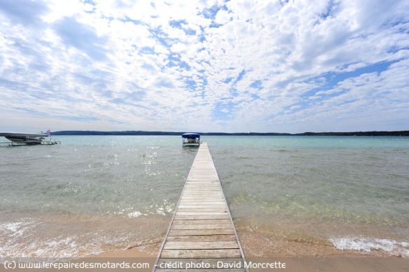 Ponton en bois sur le lac et la plage