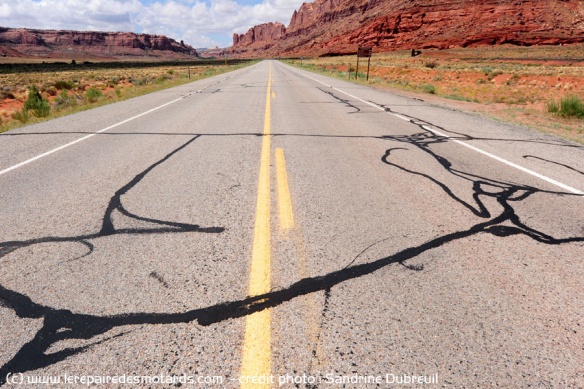 des rustines de béton glissantes sur les routes