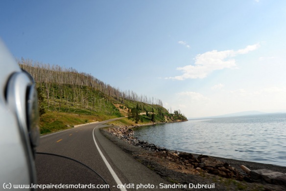 Route en bord de lac dans le parc national de Yellowstone 