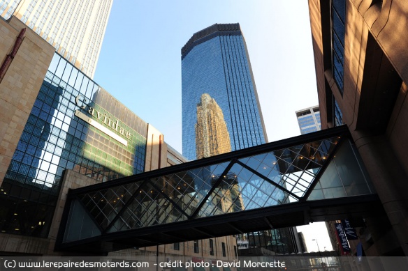 Skyway ou passerelle dans le ciel permettant de passer d'un building à l'autre sans sortir dehors