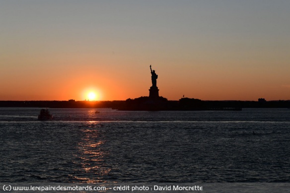 Coucher de soleil sur la Statue de la Liberté à New-York
