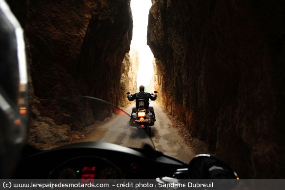 Tunnel dans les Needles Highway dans le Custer State Park