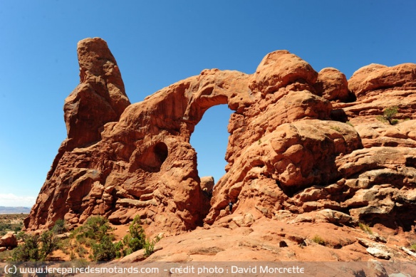 Turret Arch dans le Parc national des Arches à moto