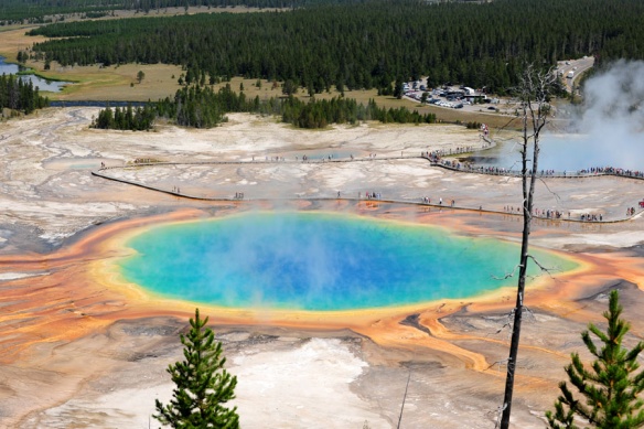 Le midway geyser basin multicolore