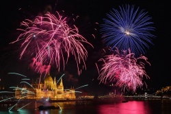 Feux d'artifces au dessus du Parlement pour la fête nationale