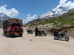 Inde : cohabitation avec les camions dans l'Himalaya