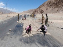 Inde : ouvriers sur la route