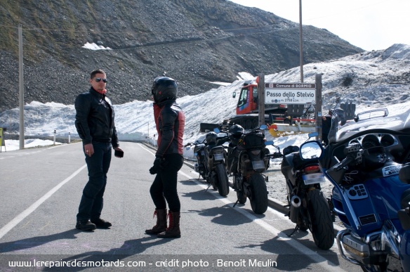 Groupe de motards français en vadrouille au Stelvio