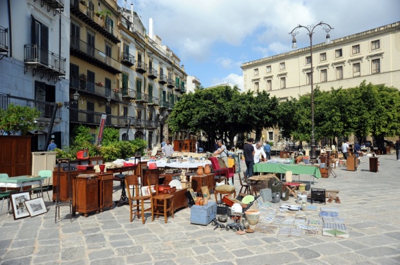 La Piazza Marina et ses brocanteurs