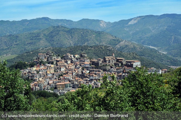 Castiglione de Sicilia se dresse sur notre parcours