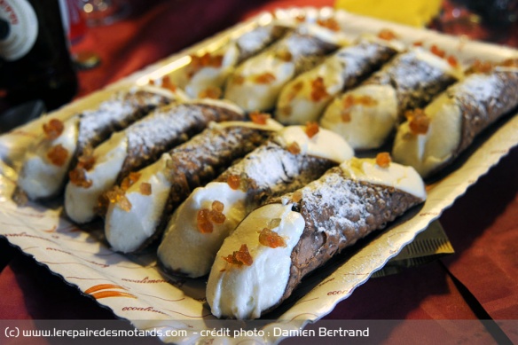 On profite d'une pause pour déguster les Cannolo, pâtesserie traditionnelle de Sicile